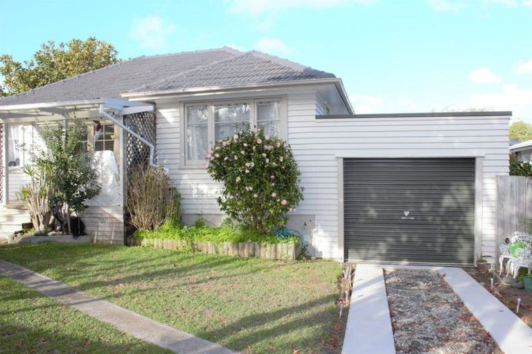 Photo of property in 90 Matipo Road, Te Atatu Peninsula, Auckland, 0610