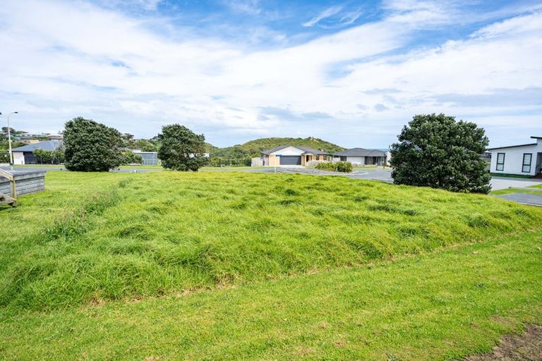Photo of property in 2 Ambergris Place, Baylys Beach, 0377