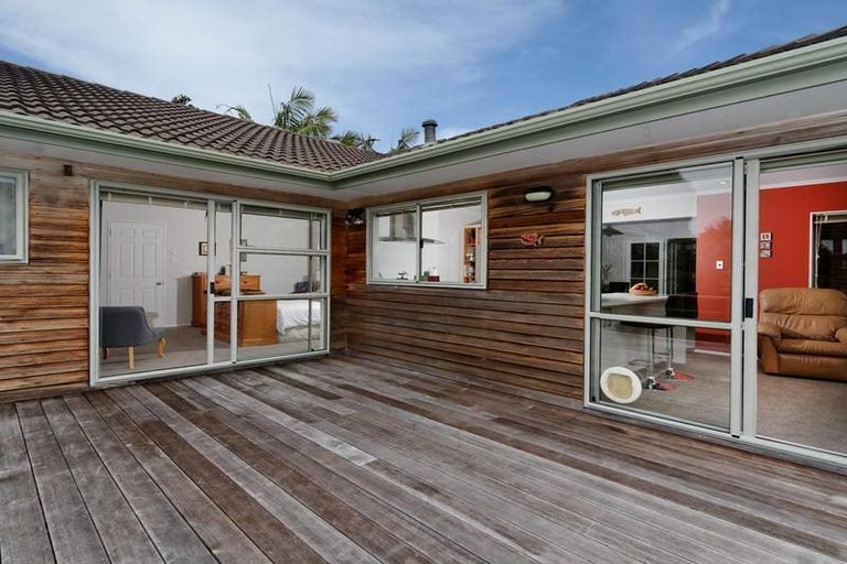 Photo of property in 13 La Roche Place, Northcote, Auckland, 0627