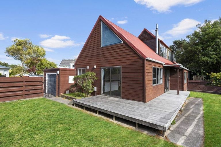 Photo of property in 27a Kingsbridge Place, Newlands, Wellington, 6037