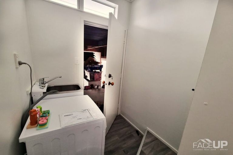 Photo of property in 2/10 Kemp Road, Massey, Auckland, 0614