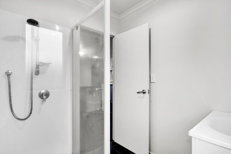 Photo of property in 15b Queens Road, Glen Avon, New Plymouth, 4312