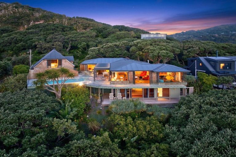 Photo of property in 24 Garden Road, Piha, 0772