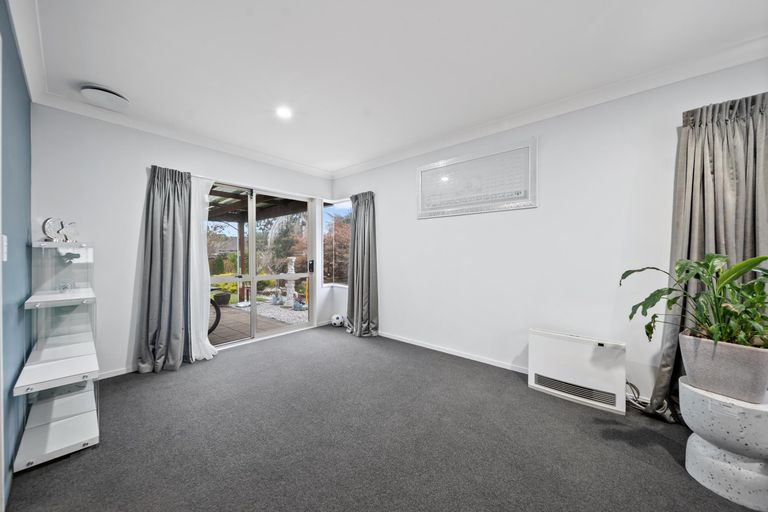 Photo of property in 35 Croftview Road, Wattle Downs, Auckland, 2103
