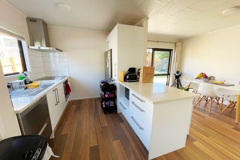 Photo of property in 2/1 Landsdale Place, Massey, Auckland, 0614
