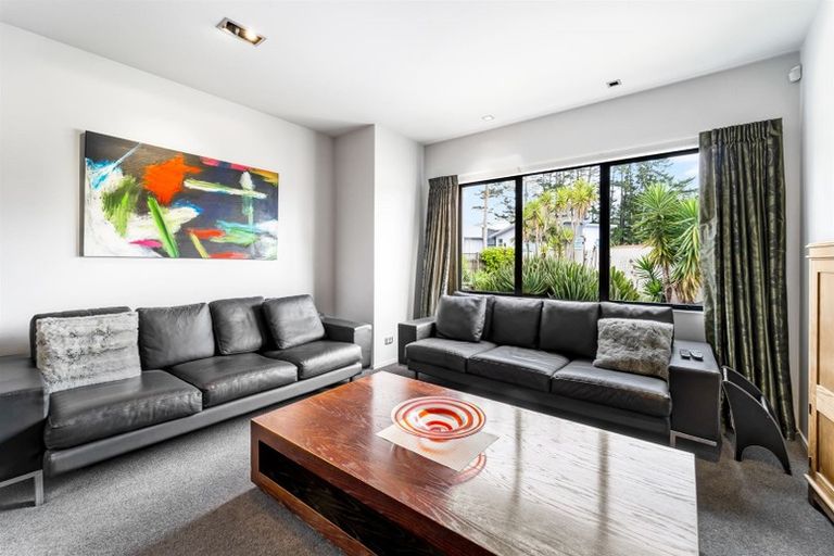 Photo of property in 32 English Oak Drive, Schnapper Rock, Auckland, 0632