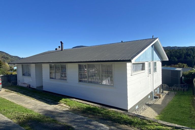 Photo of property in 75 Milton Terrace, Picton, 7220