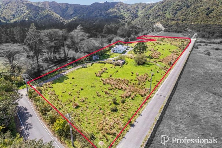 Photo of property in 120 Upper Fitzherbert Road, Wainuiomata, 5373