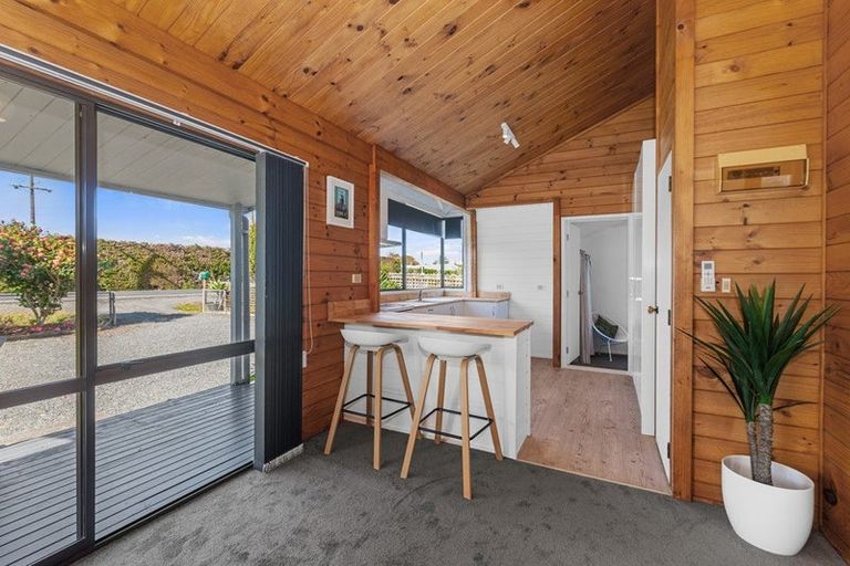 Photo of property in 802 Waitakere Road, Kumeu, 0891