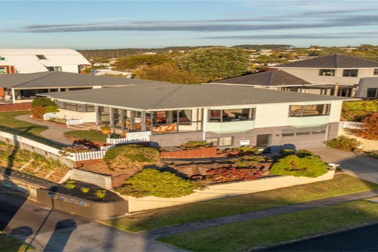 Photo of property in 47 Paynters Avenue, Strandon, New Plymouth, 4312