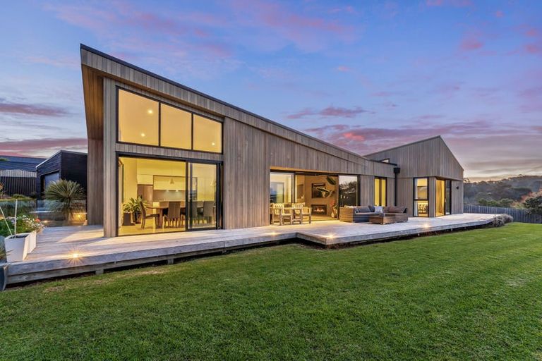 Photo of property in 7 Laguna Place, Matakatia, Whangaparaoa, 0930