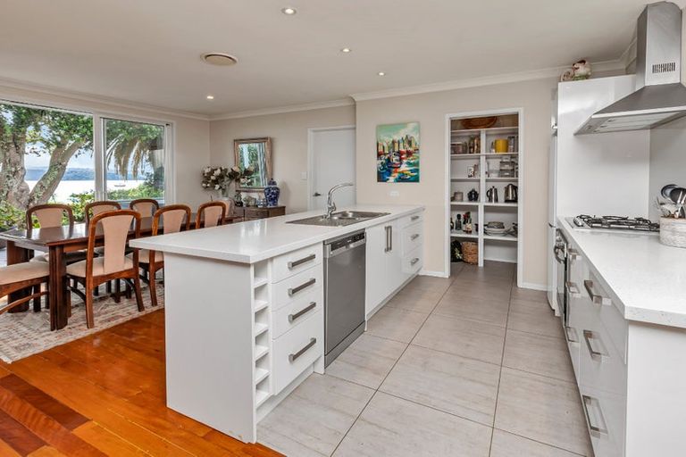 Photo of property in 22 Karoro Road, One Tree Point, 0118