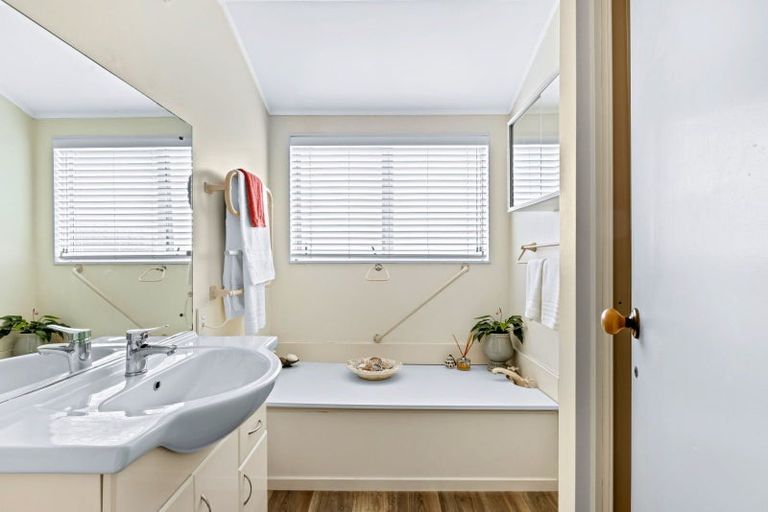 Photo of property in 12 Palmgreen Court, Stanmore Bay, Whangaparaoa, 0932