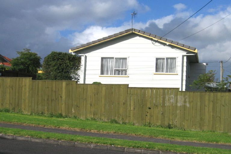 Photo of property in 2 Matipo Road, Te Atatu Peninsula, Auckland, 0610