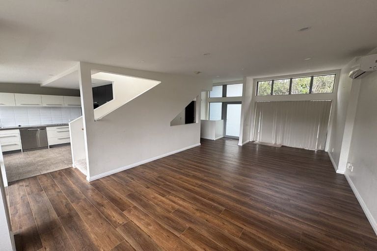 Photo of property in 22 Tiketike Way, Brooklyn, Wellington, 6021