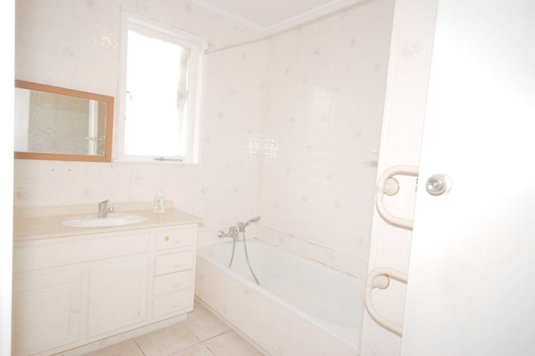 Photo of property in 14 Minaret Drive, Bucklands Beach, Auckland, 2014