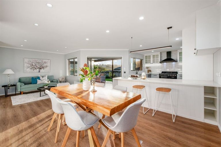 Photo of property in 17 Fleetwood Drive, Henderson, Auckland, 0612