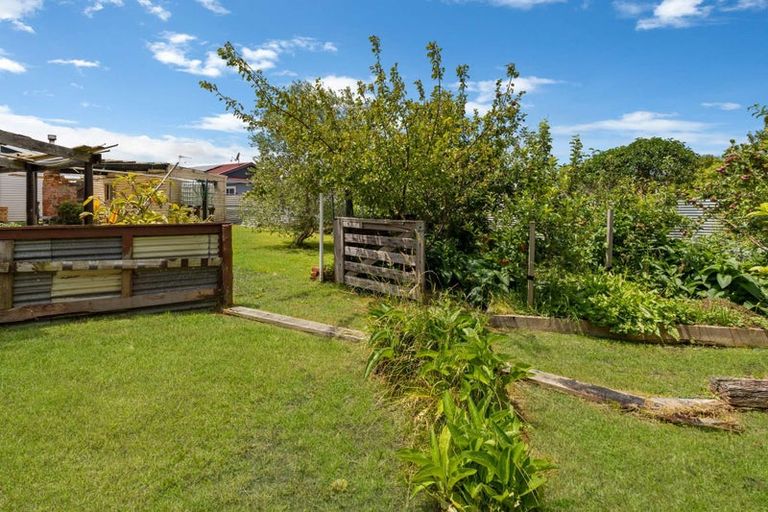 Photo of property in 2 Ngahina Street, Marton, 4710