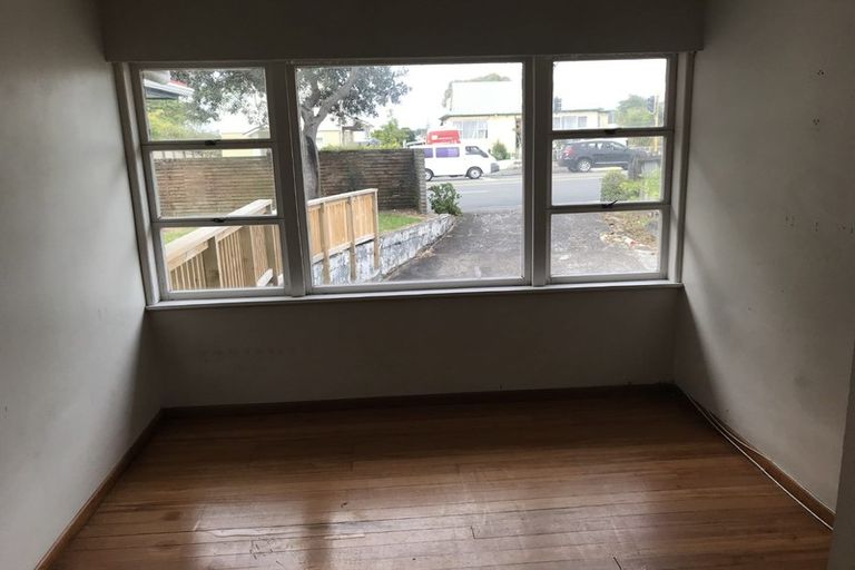 Photo of property in 3179 Great North Road, New Lynn, Auckland, 0600