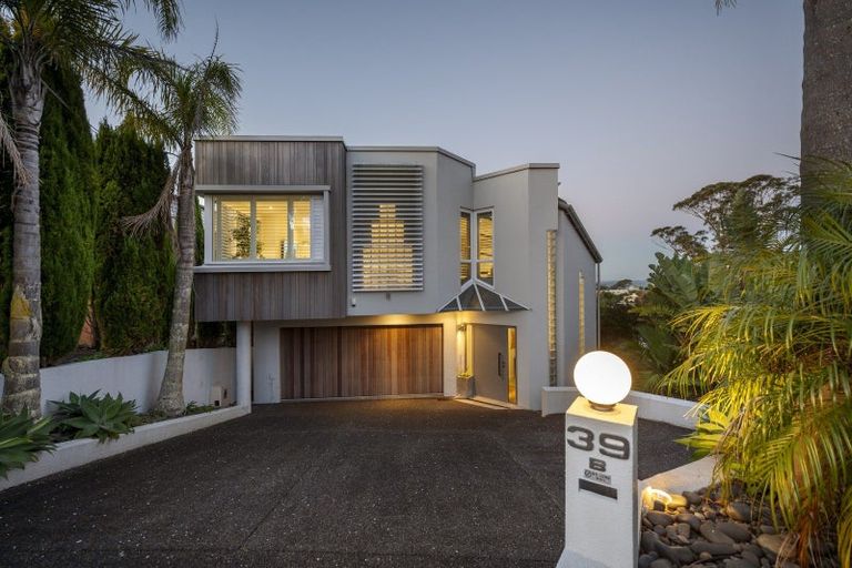 Photo of property in 39 Eastcliffe Road, Castor Bay, Auckland, 0620