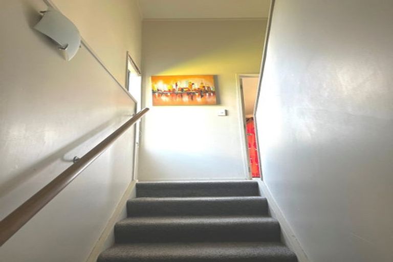 Photo of property in 32 Waverley Avenue, Glenfield, Auckland, 0629