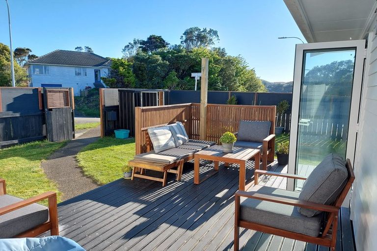 Photo of property in 39 Stewart Drive, Newlands, Wellington, 6037