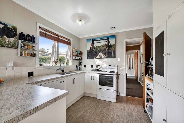 Photo of property in 8 Omata Road, Westown, New Plymouth, 4310
