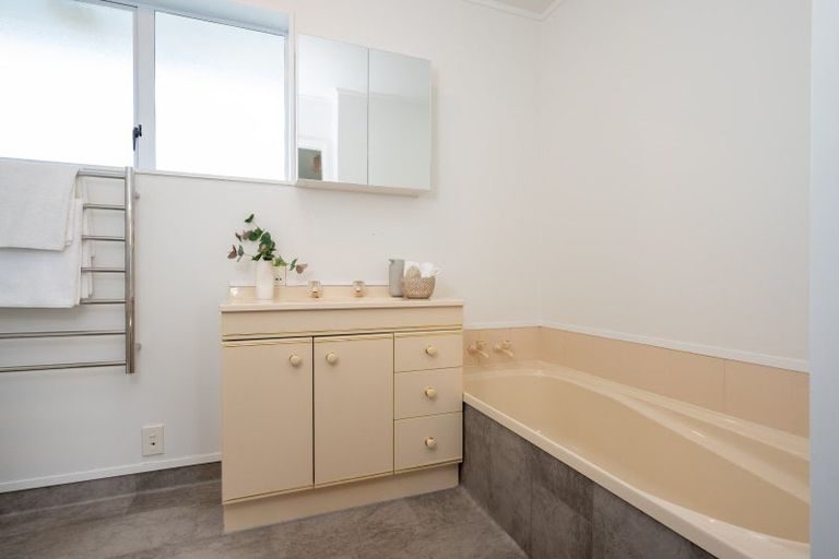 Photo of property in 2/432 Gloucester Street, Taradale, Napier, 4112