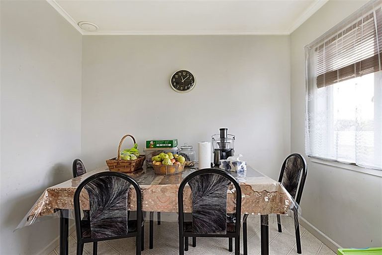 Photo of property in 82 Lincoln Park Avenue, Massey, Auckland, 0614