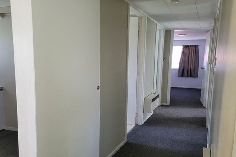 Photo of property in 15 Craigbank Avenue, New Lynn, Auckland, 0600