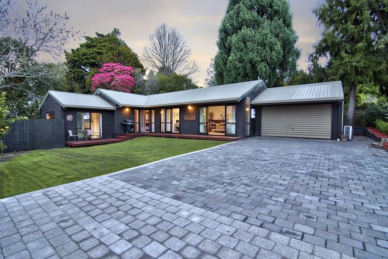 Photo of property in 1 South Lynn Road, Titirangi, Auckland, 0604