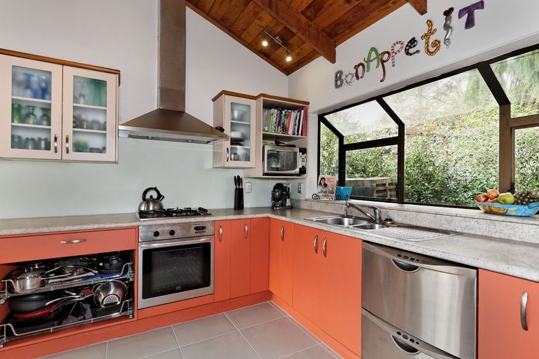 Photo of property in 1 South Lynn Road, Titirangi, Auckland, 0604