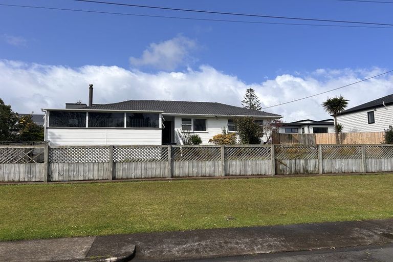 Photo of property in 2a Chapman Road, Te Atatu Peninsula, Auckland, 0610