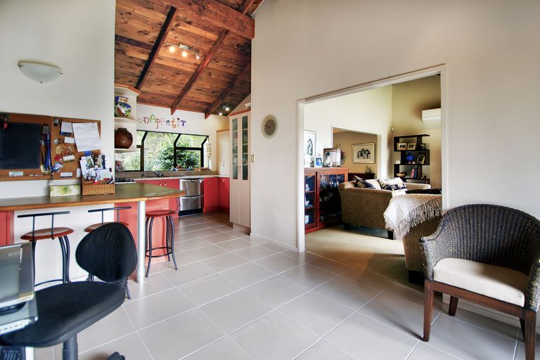 Photo of property in 1 South Lynn Road, Titirangi, Auckland, 0604