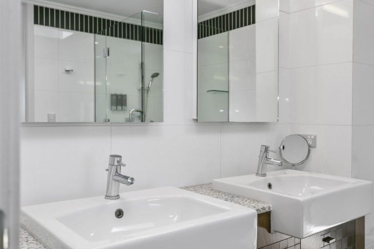 Photo of property in 225 Lake Terrace, Waipahihi, Taupo, 3330