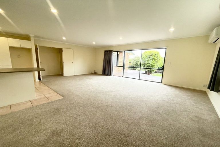 Photo of property in 14 Gillett Place, Botany Downs, Auckland, 2014