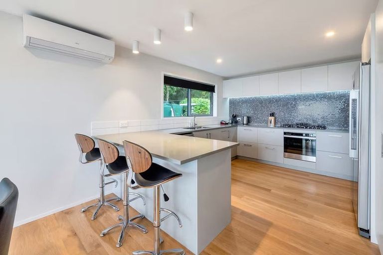 Photo of property in 23 Quinns Road, Waiatarua, Auckland, 0612
