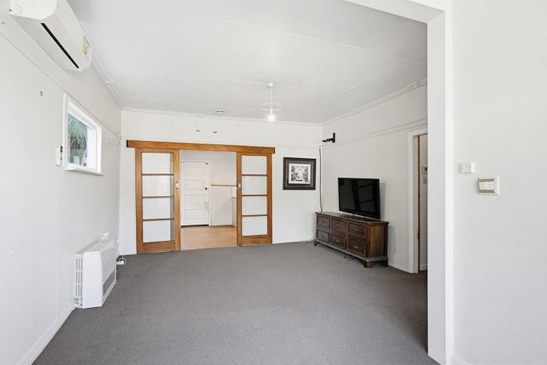 Photo of property in 14 Cave Road, Houghton Bay, Wellington, 6023