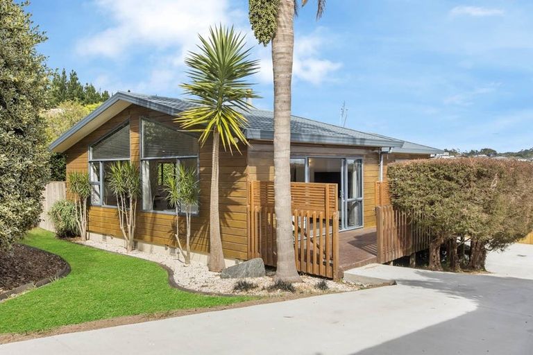 Photo of property in 16 Moera Place, Stanmore Bay, Whangaparaoa, 0932