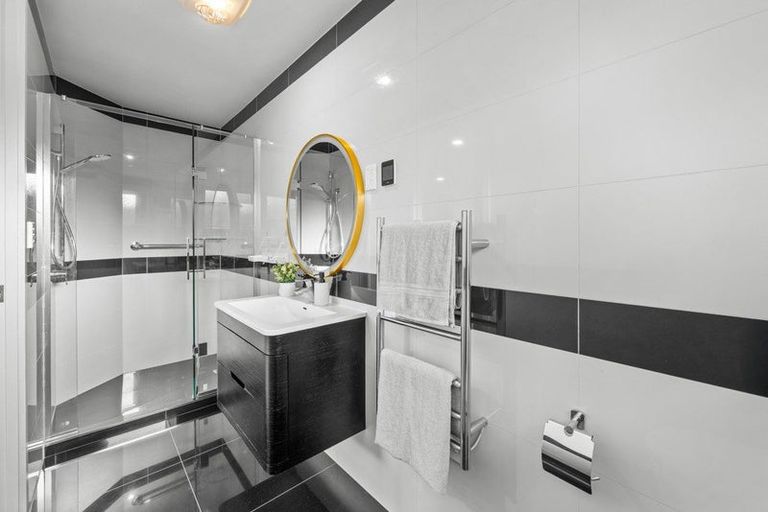 Photo of property in 4b Hilton Close, Fairview Heights, Auckland, 0632