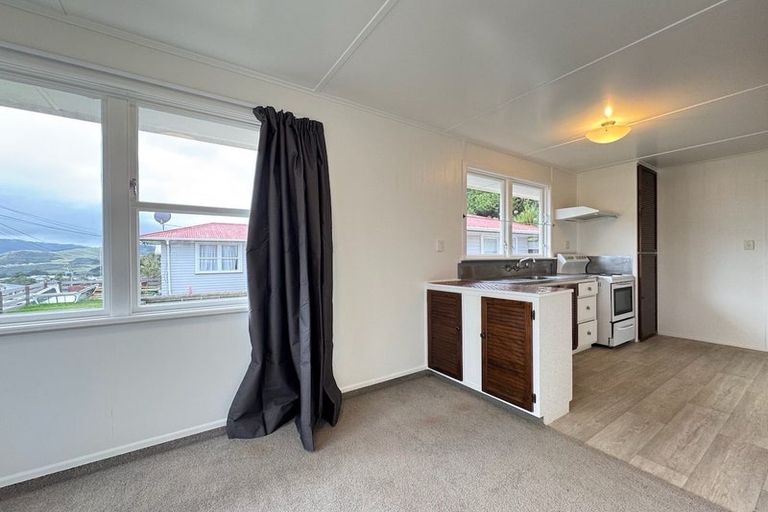 Photo of property in 19 Catherine Crescent, Paparangi, Wellington, 6037