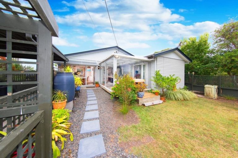 Photo of property in 1/215 Eskdale Road, Birkenhead, Auckland, 0626