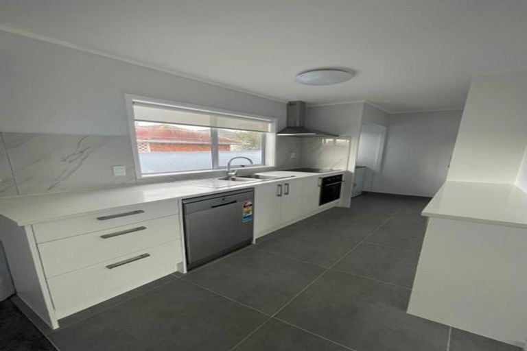 Photo of property in 40 Vodanovich Road, Te Atatu South, Auckland, 0610