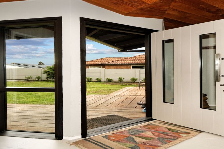 Photo of property in 1 South Lynn Road, Titirangi, Auckland, 0604