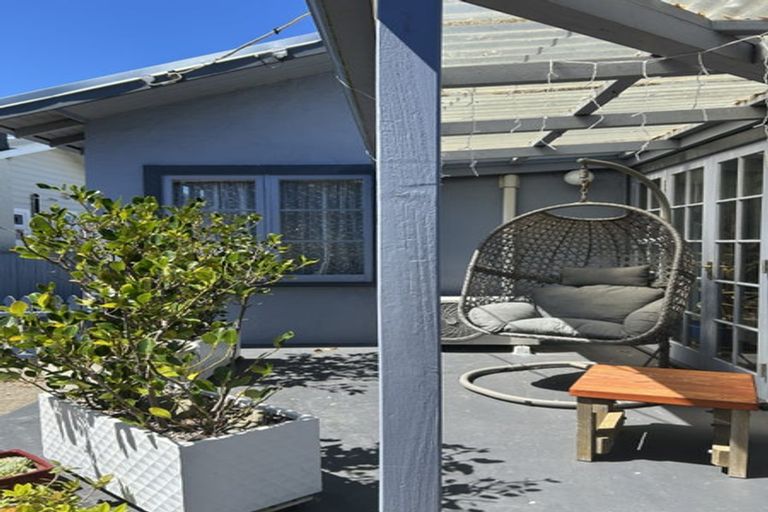 Photo of property in 7 Palm Avenue, Lyall Bay, Wellington, 6022