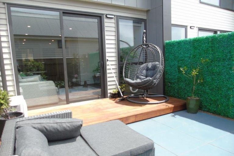 Photo of property in 62u3 Spenmoor Street, Newlands, Wellington, 6037