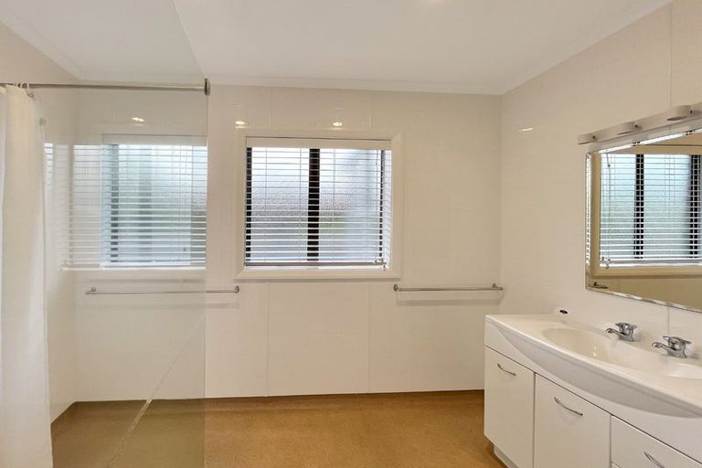 Photo of property in 5 Chertsey Court, Roslyn, Palmerston North, 4414