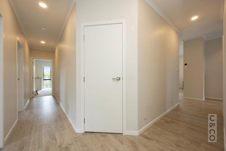 Photo of property in 15 Vogwill Road, Kumeu, 0810