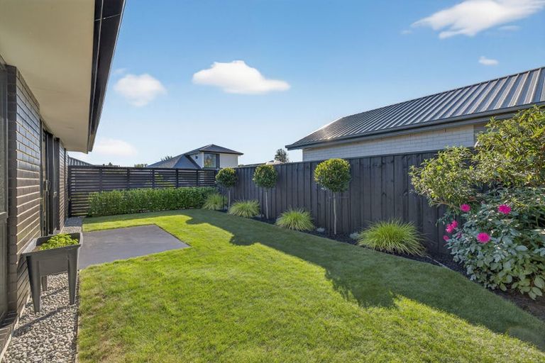 Photo of property in 2 Graeme Cooper Lane, Avonhead, Christchurch, 8042