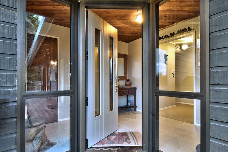 Photo of property in 1 South Lynn Road, Titirangi, Auckland, 0604